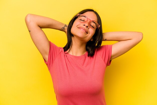 Se sentir en confiance avec les mains derrière la tête