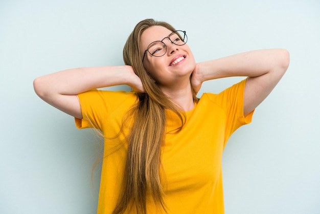 Se sentir en confiance avec les mains derrière la tête