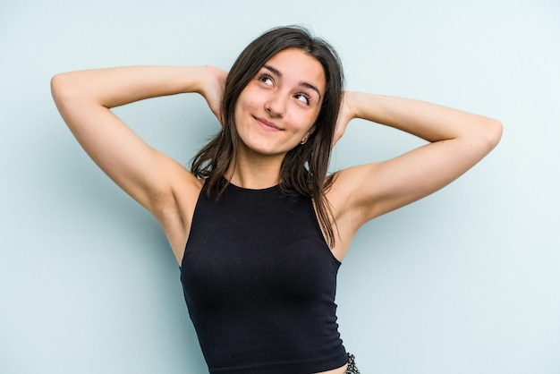 Se sentir en confiance avec les mains derrière la tête