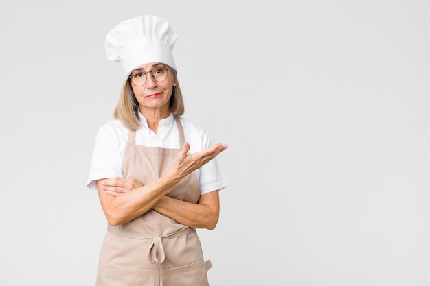 se sentir confus et désemparé, s'interroger sur une explication ou une pensée douteuse