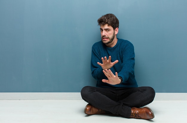 se sentir dégoûté et nauséeux, s'éloigner de quelque chose de méchant, puant ou puant, dire beurk