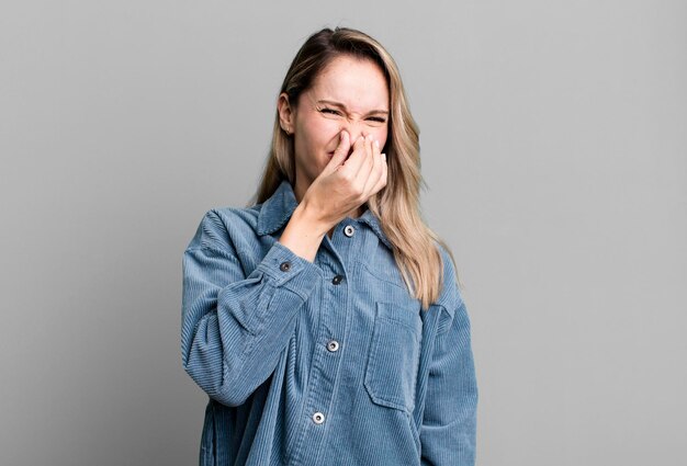 Se sentir dégoûté en se tenant le nez pour éviter de sentir une odeur nauséabonde et désagréable