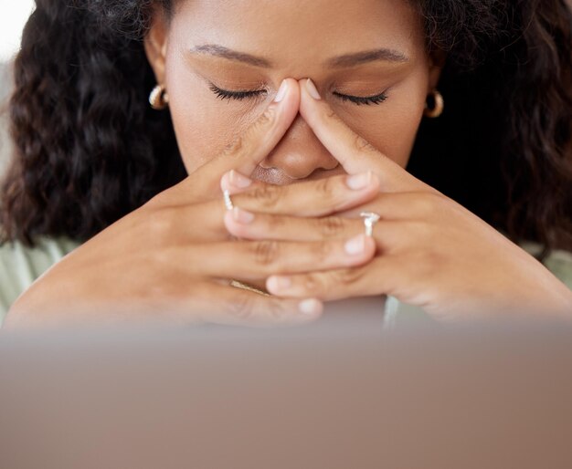 Se sentir dépassé par une longue liste de tâches. Gros plan d'une jeune femme qui a l'air stressée en travaillant sur un ordinateur portable à la maison.