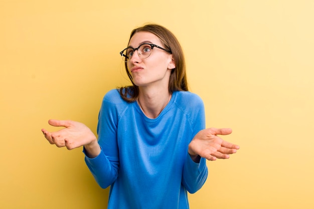 se sentir désemparé et confus n'ayant aucune idée absolument perplexe avec un regard stupide ou stupide