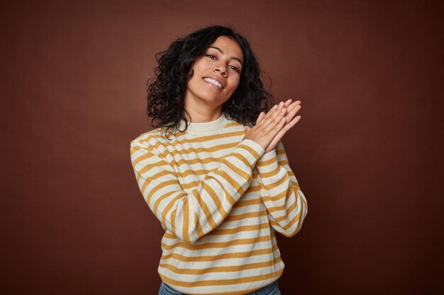 Se sentir énergique et à l'aise en se frottant les mains en toute confiance