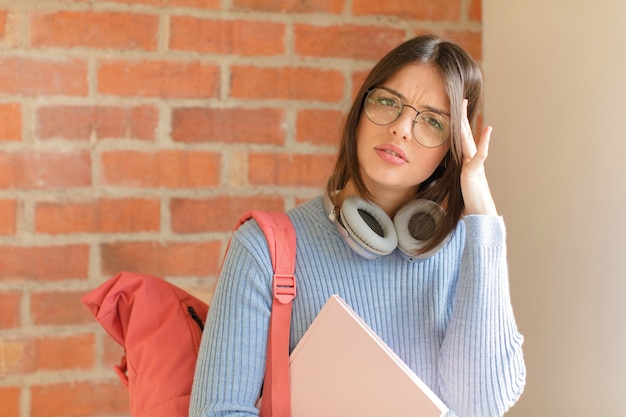 se sentir ennuyé, frustré et somnolent après une tâche fastidieuse, ennuyeuse et fastidieuse, tenant le visage avec la main