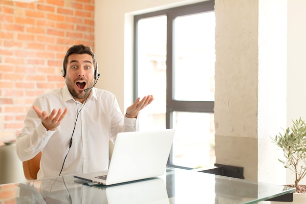 se sentir extrêmement choqué et surpris, anxieux et paniqué, avec un regard stressé et horrifié