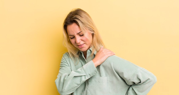 Photo se sentir fatigué stressé anxieux frustré et déprimé souffrant de douleurs au dos ou au cou