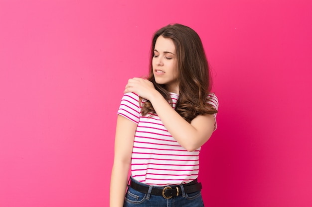 se sentir fatigué, stressé, anxieux, frustré et déprimé, souffrant de douleurs au dos ou au cou