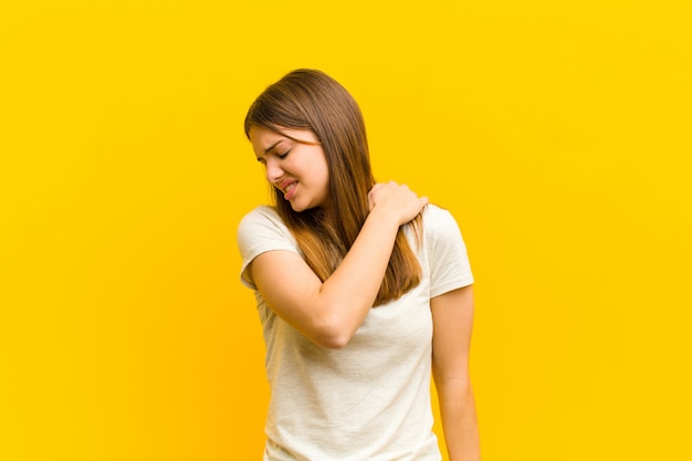 se sentir fatigué, stressé, anxieux, frustré et déprimé, souffrant de douleurs au dos ou au cou