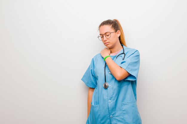 se sentir fatigué, stressé, anxieux, frustré et déprimé, souffrant de douleurs au dos ou au cou