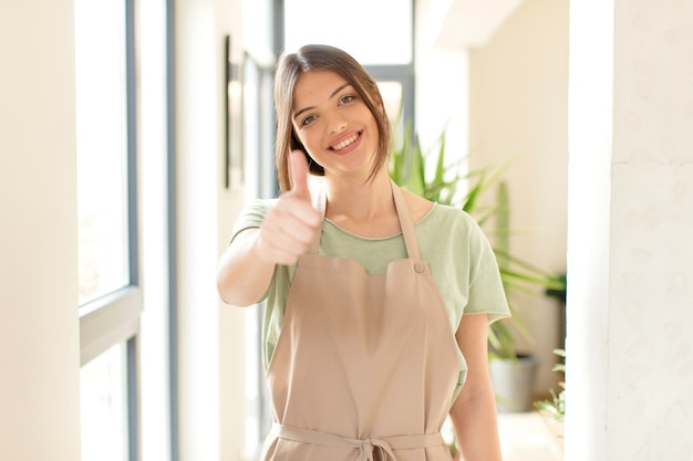 se sentir fier, insouciant, confiant et heureux, souriant positivement avec le pouce levé