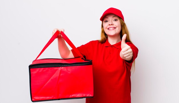 Se sentir fier de sourire positivement avec les pouces vers le haut