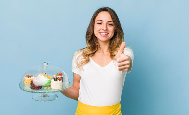 Se sentir fier de sourire positivement avec les pouces vers le haut