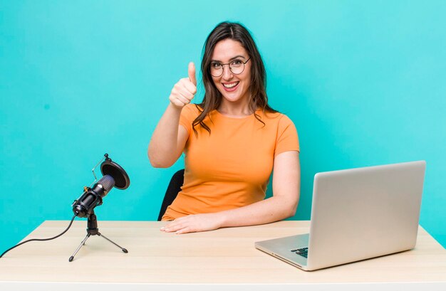 Se sentir fier de sourire positivement avec les pouces vers le haut