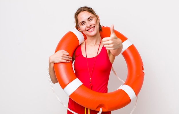 Se sentir fier de sourire positivement avec les pouces vers le haut