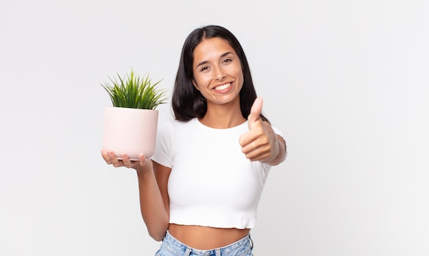 Se sentir fier de sourire positivement avec les pouces vers le haut