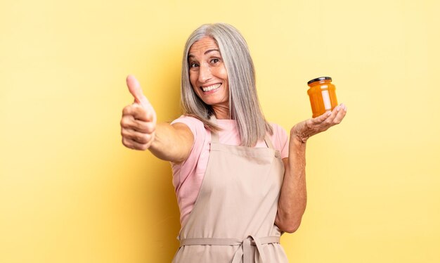 Se sentir fier de sourire positivement avec les pouces vers le haut