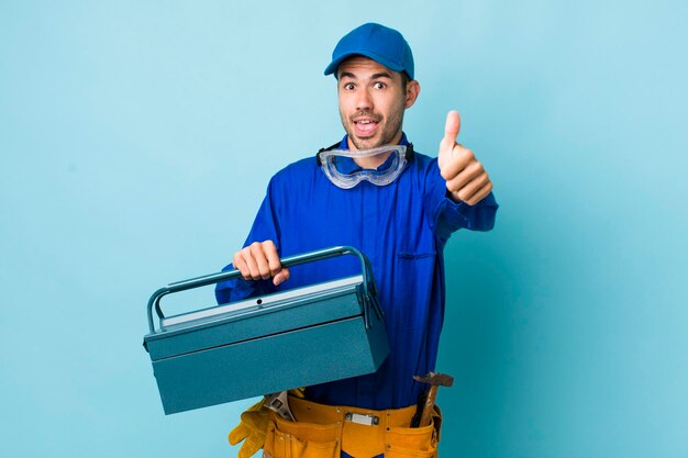 Se sentir fier de sourire positivement avec les pouces vers le haut