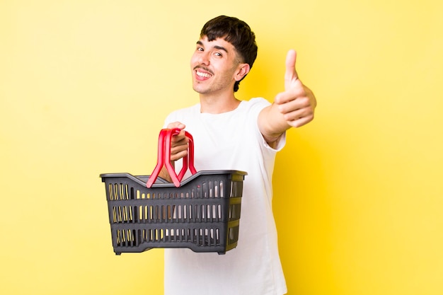 Se sentir fier de sourire positivement avec les pouces vers le haut