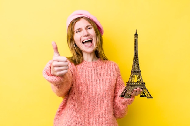 Se sentir fier de sourire positivement avec les pouces vers le haut