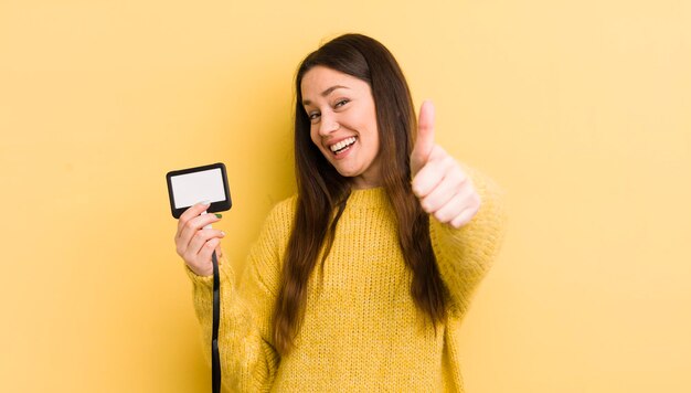 Se sentir fier de sourire positivement avec les pouces vers le haut