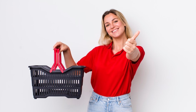 Se sentir fier de sourire positivement avec les pouces vers le haut