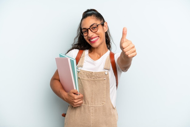 Se sentir fier de sourire positivement avec les pouces vers le haut