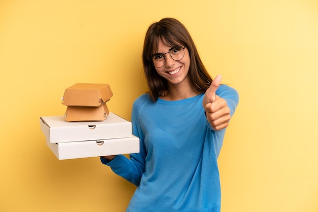 Se sentir fier de sourire positivement avec les pouces vers le haut