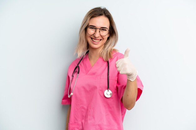 Se sentir fier de sourire positivement avec les pouces vers le haut