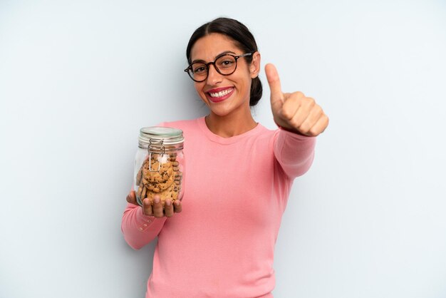 Se sentir fier de sourire positivement avec les pouces vers le haut