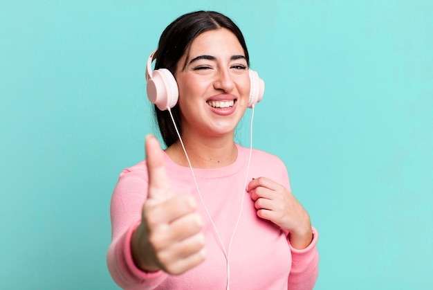 Se sentir fier de sourire positivement avec les pouces vers le haut