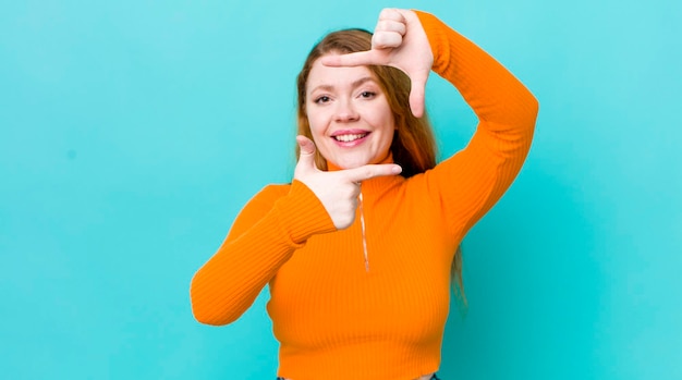 Se sentir heureux, amical et positif, souriant et faire un portrait ou un cadre photo avec les mains