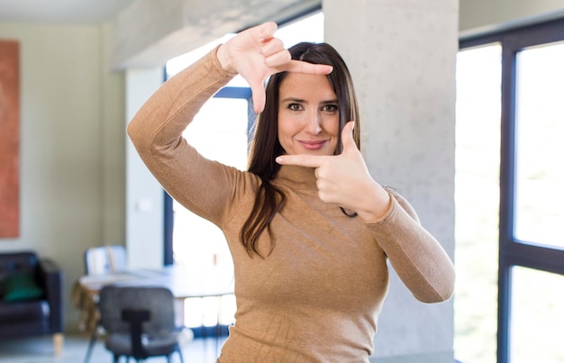 Se sentir heureux, amical et positif, souriant et faire un portrait ou un cadre photo avec les mains