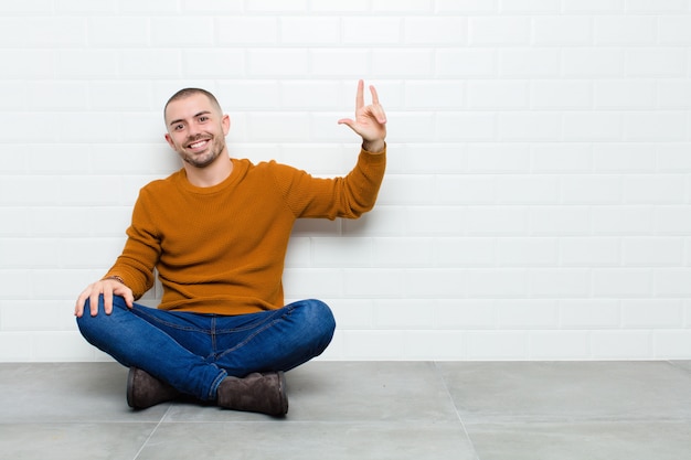 se sentir heureux, amusant, confiant, positif et rebelle, faisant signe du rock ou du heavy metal avec la main