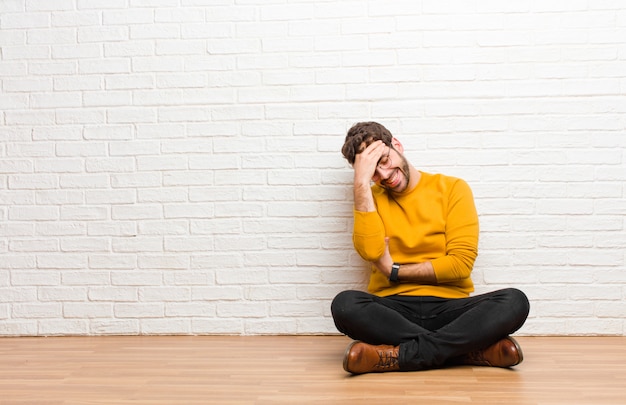 se sentir heureux, choqué et surpris, couvrant la bouche avec la main et pointant vers le côté