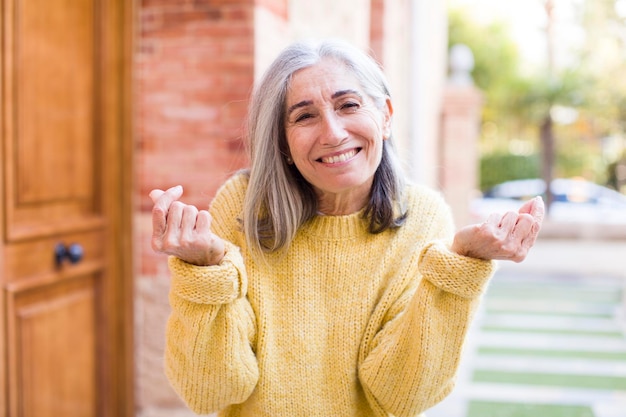 Se sentir heureux concept d'argent positif et réussi et célébrer de bons résultats