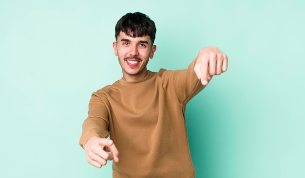 Se sentir heureux et confiant en pointant la caméra avec les deux mains et en riant en vous choisissant