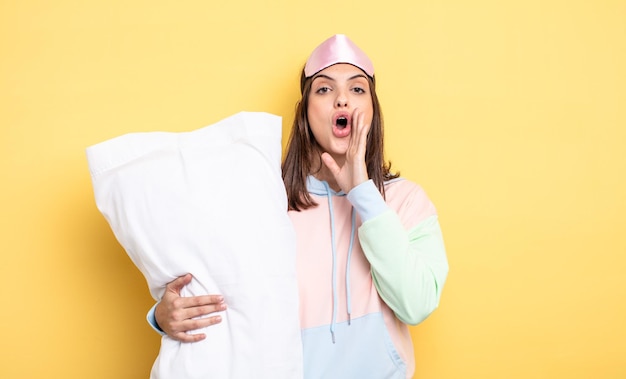 Se sentir heureux en criant fort avec les mains près de la bouche