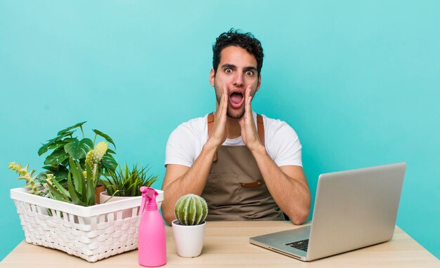 Se sentir heureux en criant fort avec les mains près de la bouche