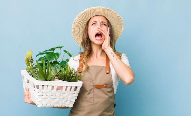 Se sentir heureux en criant fort avec les mains près de la bouche