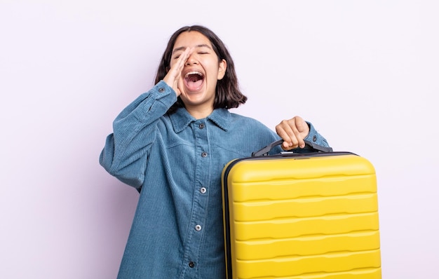 Se sentir heureux en criant fort avec les mains près de la bouche