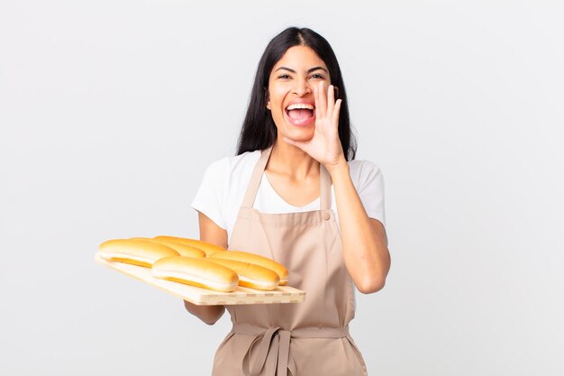 Se sentir heureux en criant fort avec les mains près de la bouche