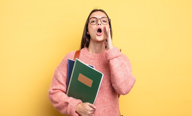 Se sentir heureux en criant fort avec les mains près de la bouche