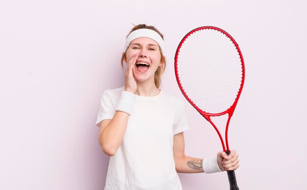 Se sentir heureux en criant fort avec les mains près de la bouche