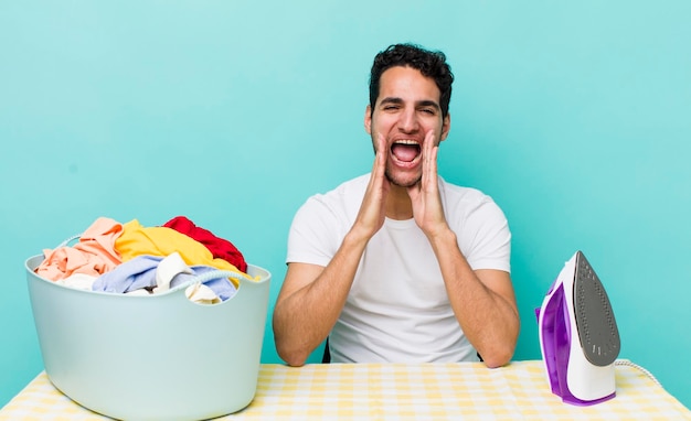 Se sentir heureux en criant fort avec les mains près de la bouche