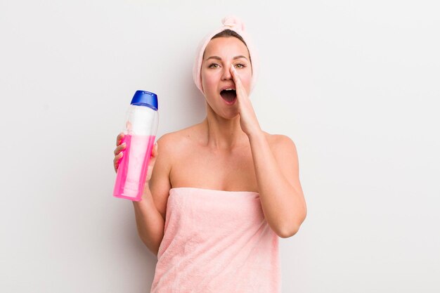 Se sentir heureux en criant fort avec les mains près de la bouche