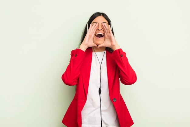 Se sentir heureux en criant fort avec les mains près de la bouche