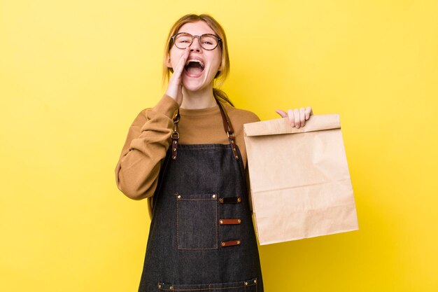 Se sentir heureux en criant fort avec les mains près de la bouche