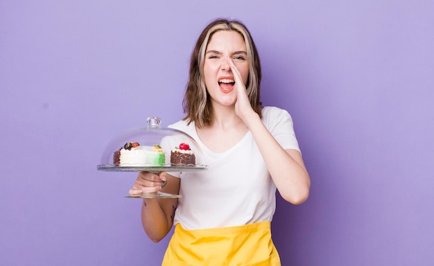 Se Sentir Heureux En Criant Fort Avec Les Mains Près De La Bouche